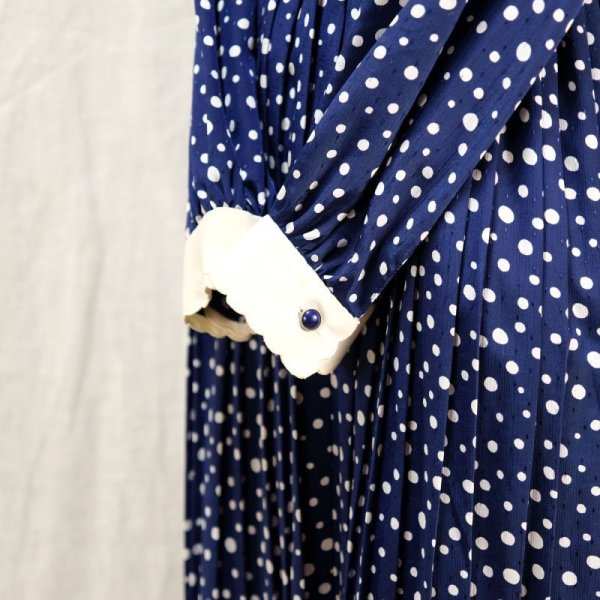 画像13: ドット柄 ネイビー×白 長袖 レトロワンピース レースカラー プリーツ 前開き 刺繍 [16661]