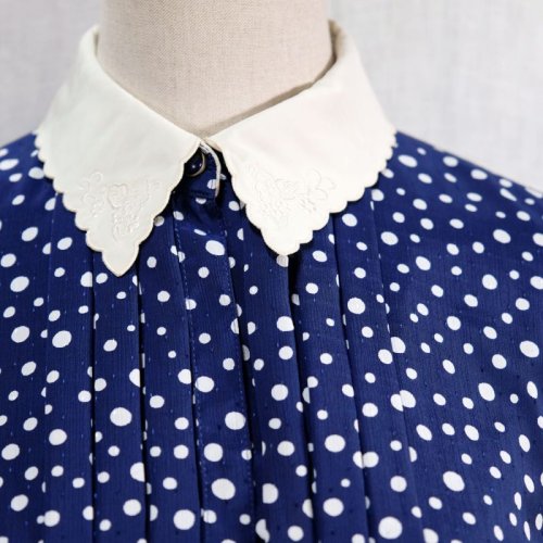 他の写真1: ドット柄 ネイビー×白 長袖 レトロワンピース レースカラー プリーツ 前開き 刺繍 [16661]