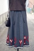 画像2: 無地 グレー×レッド スカート　刺繍 フレア w/63cm [16695] (2)