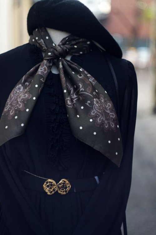 他の写真1: 無地 ブラック 長袖 レトロワンピース   フリルVネック  お花モチーフ [16810]