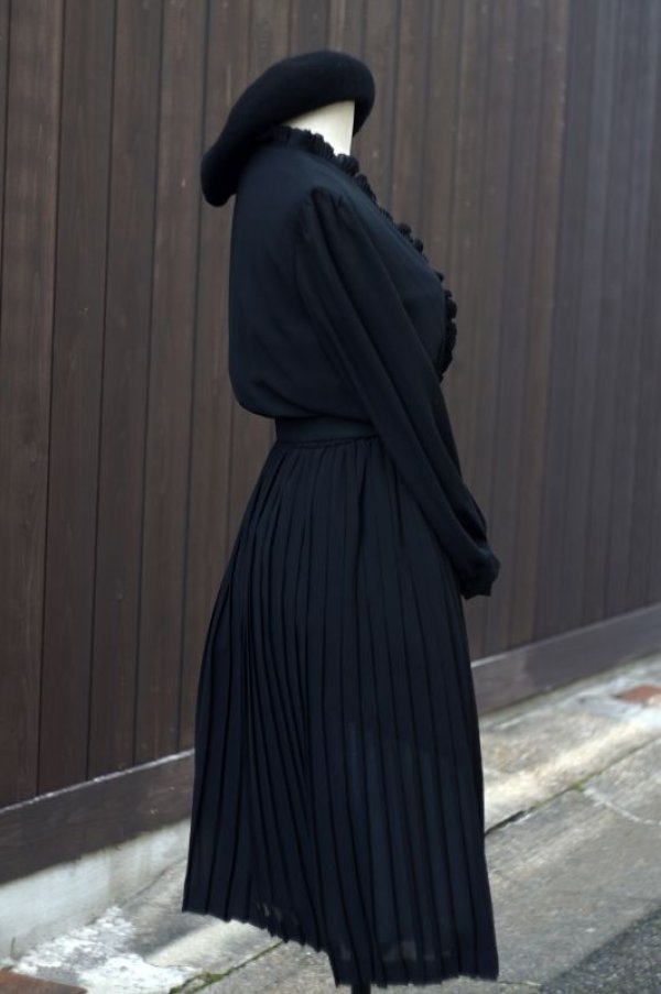 画像3: 無地 ブラック 長袖 レトロワンピース   フリルVネック  お花モチーフ [16810]