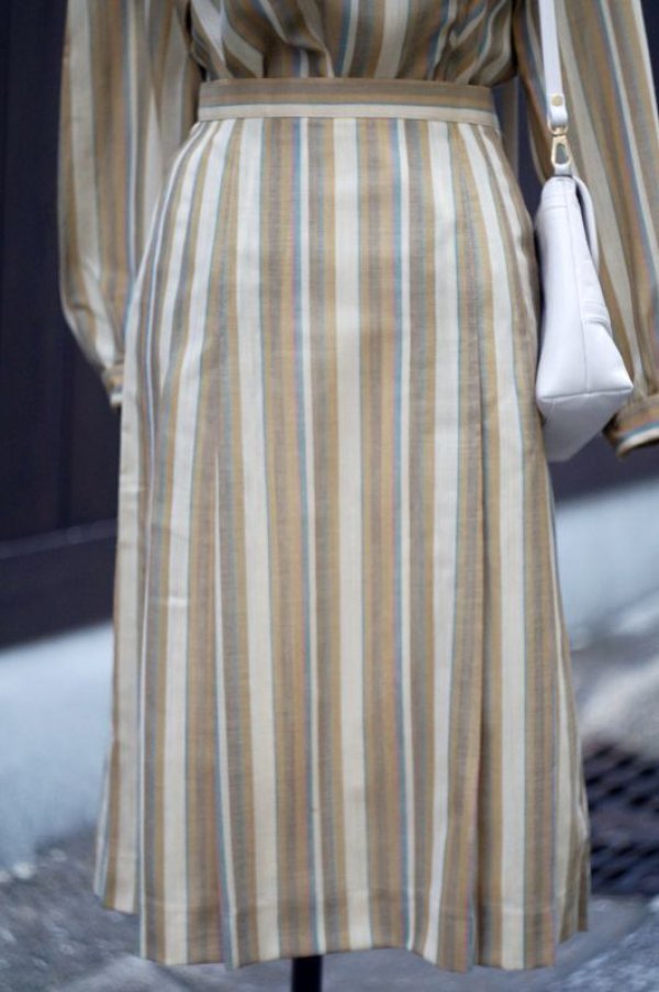 画像4: ストライプ ベージュ系 長袖 セットアップ ノーカラー フレア 前開き [16927]