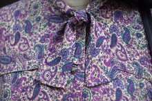 他の写真1: ペイズリー柄 紫系 長袖 セットアップ ボウタイカラー プリーツ [17036]