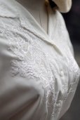 画像8: 無地 白 半袖 ブラウス オープンカラー 刺繍 お花モチーフ [17252]