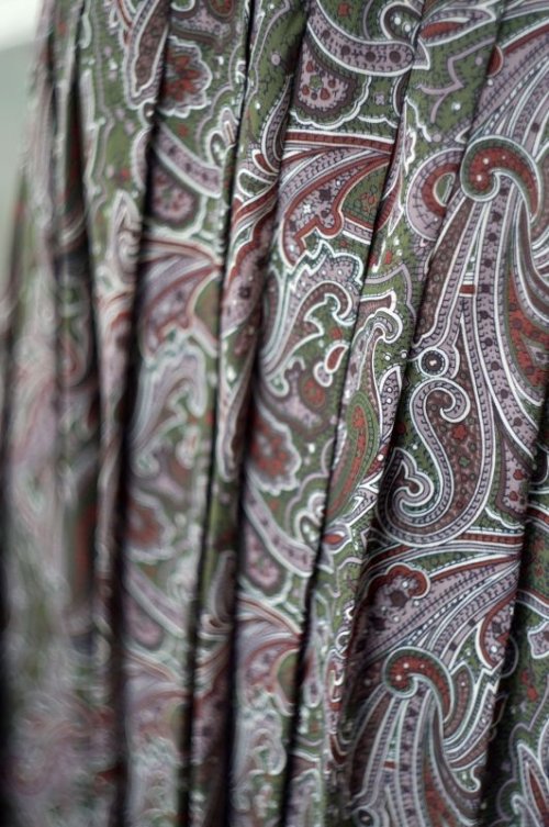 他の写真1: ペイズリー柄 グリーン×レッド スカート フレア プリーツ w/65cm [17286]