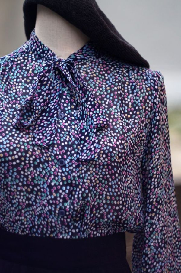 画像4: ドット柄 ネイビー×カラフル 長袖 ブラウス ボウタイカラー [17332]
