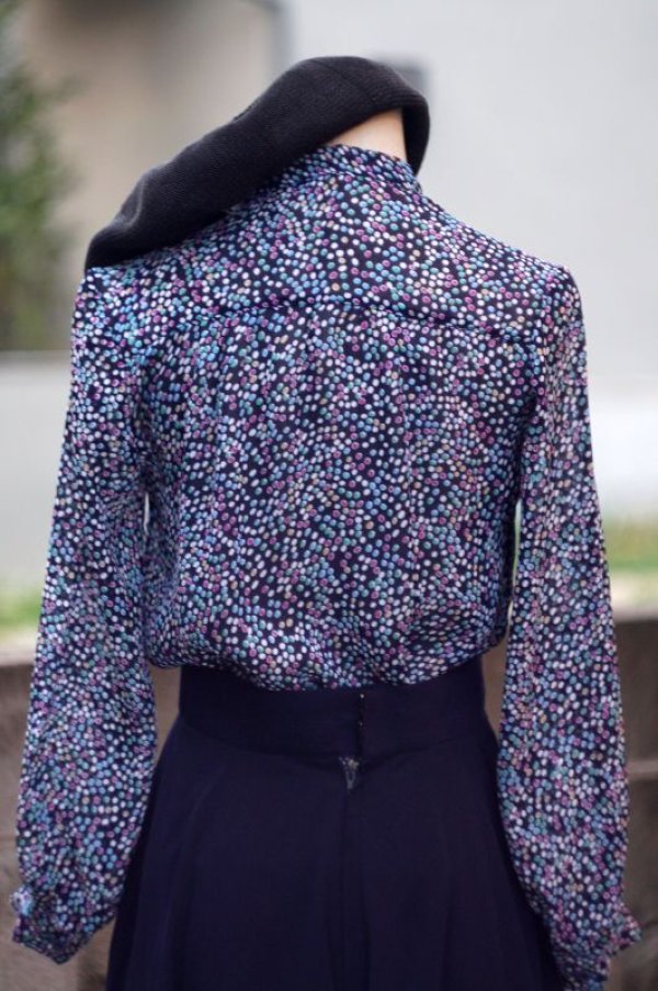 画像3: ドット柄 ネイビー×カラフル 長袖 ブラウス ボウタイカラー [17332]