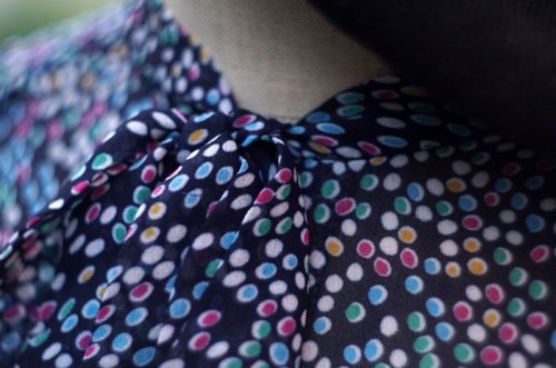 他の写真1: ドット柄 ネイビー×カラフル 長袖 ブラウス ボウタイカラー [17332]