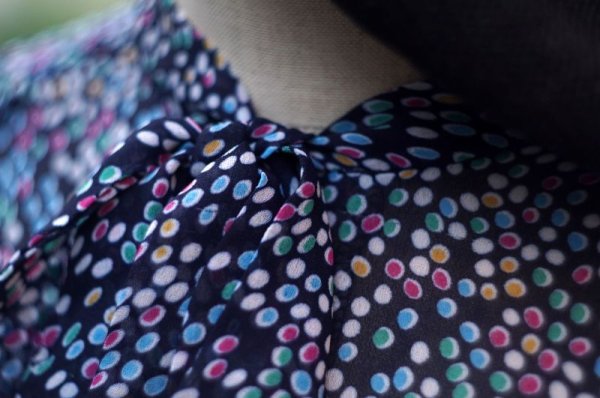 画像7: ドット柄 ネイビー×カラフル 長袖 ブラウス ボウタイカラー [17332]