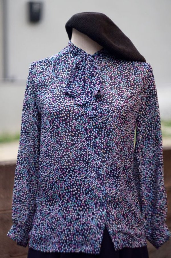 画像5: ドット柄 ネイビー×カラフル 長袖 ブラウス ボウタイカラー [17332]