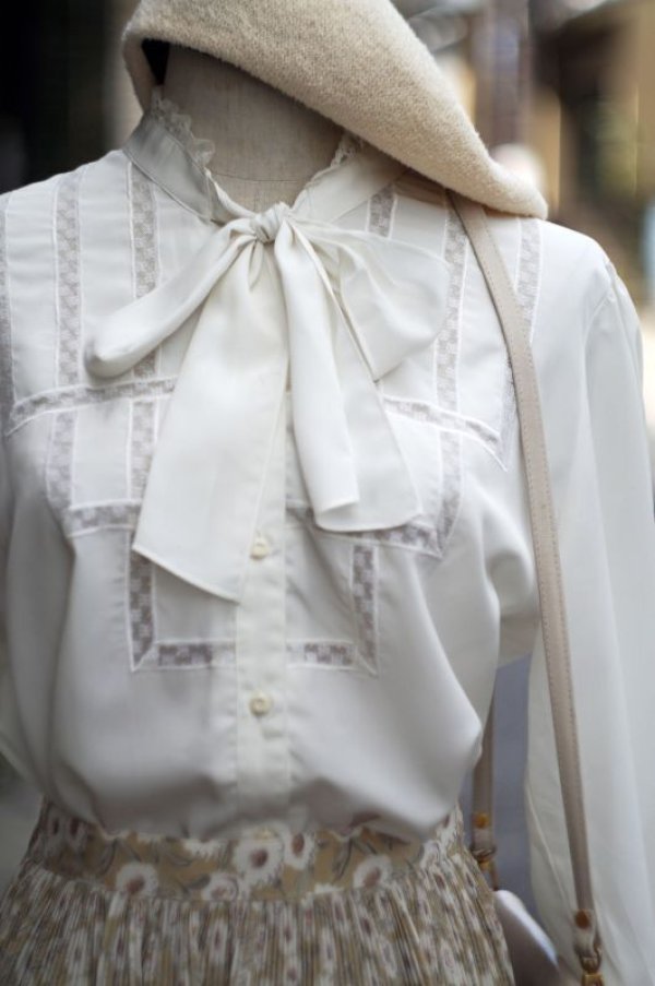 画像11: 無地 白 長袖 ブラウス フリル レース ボウタイブラウス [17369]