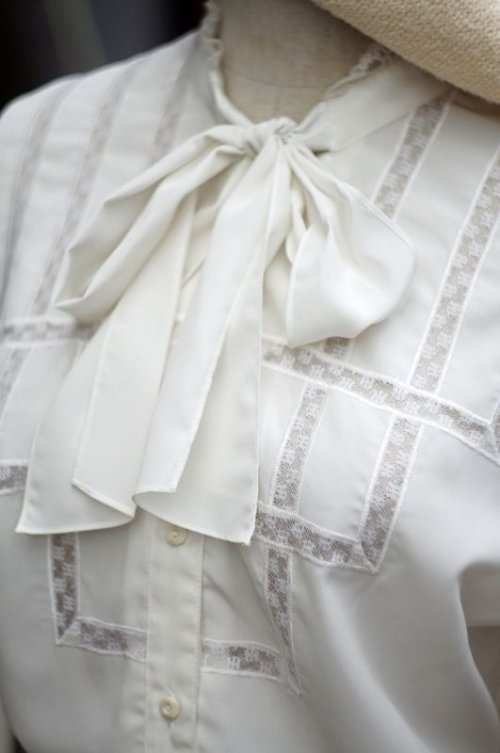 他の写真1: 無地 白 長袖 ブラウス フリル レース ボウタイブラウス [17369]