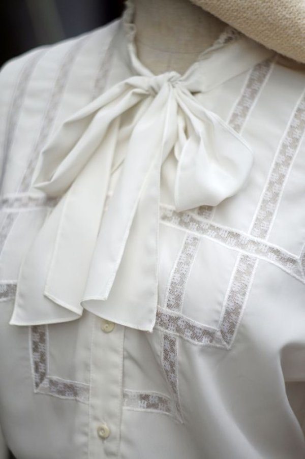画像9: 無地 白 長袖 ブラウス フリル レース ボウタイブラウス [17369]