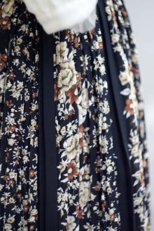 他の写真1: 黒系 花柄 スカート 細プリーツ W61cm[17412]