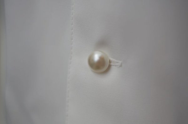 画像11: 無地 白 長袖 ブラウス レースデザイン ノーカラー 後ろボタン[17414]