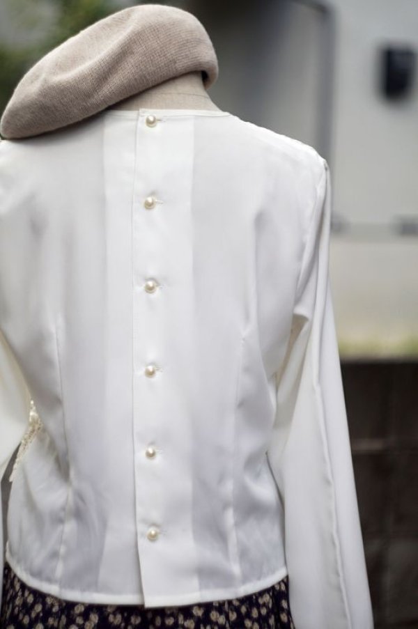 画像12: 無地 白 長袖 ブラウス レースデザイン ノーカラー 後ろボタン[17414]