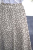 画像2: "TRANS WORK"ボタニカル柄 グレー×白 フレア スカート W69cm 丈81cm[17442] (2)