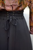 画像2: 黒 無地 フレア ロングスカート コルセット風デザイン w60cm〜 丈86cm[17460] (2)