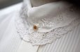 画像4: 長袖 白ブラウス ロールカラー アコーディオンプリーツ レース 刺繍 お花モチーフ 金ボタン[17579]