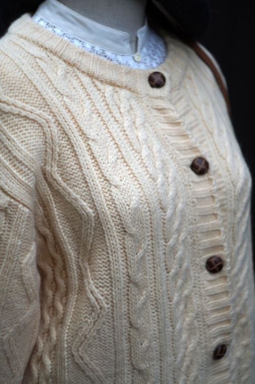 他の写真1: ベージュ  ニット カーディガン 長袖 木製ボタン[17595]