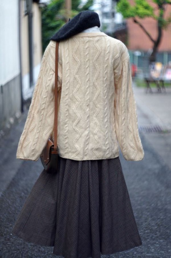 画像4: ベージュ  ニット カーディガン 長袖 木製ボタン[17595]