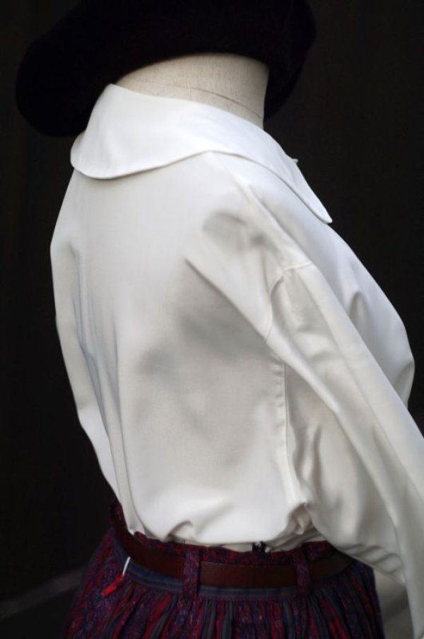 画像4: 無地 白 長袖 ブラウス ラウンドカラー エンブレム刺繍  金ボタン [17707]