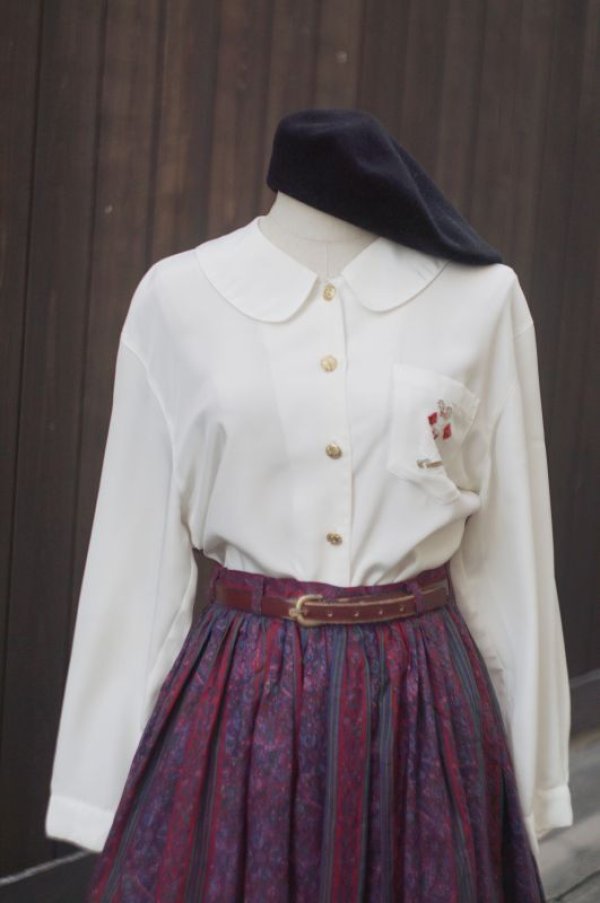 画像3: 無地 白 長袖 ブラウス ラウンドカラー エンブレム刺繍  金ボタン [17707]