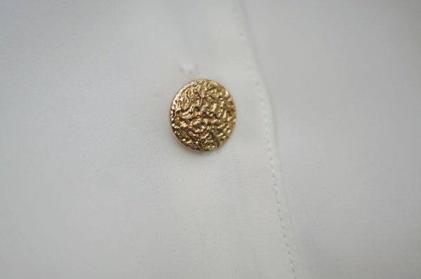 画像7: 無地 白 長袖 ブラウス ラウンドカラー エンブレム刺繍  金ボタン [17707]