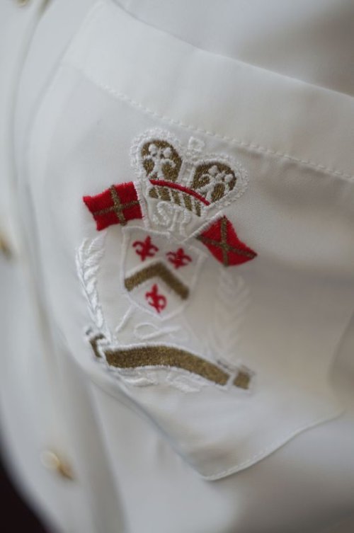 他の写真1: 無地 白 長袖 ブラウス ラウンドカラー エンブレム刺繍  金ボタン [17707]