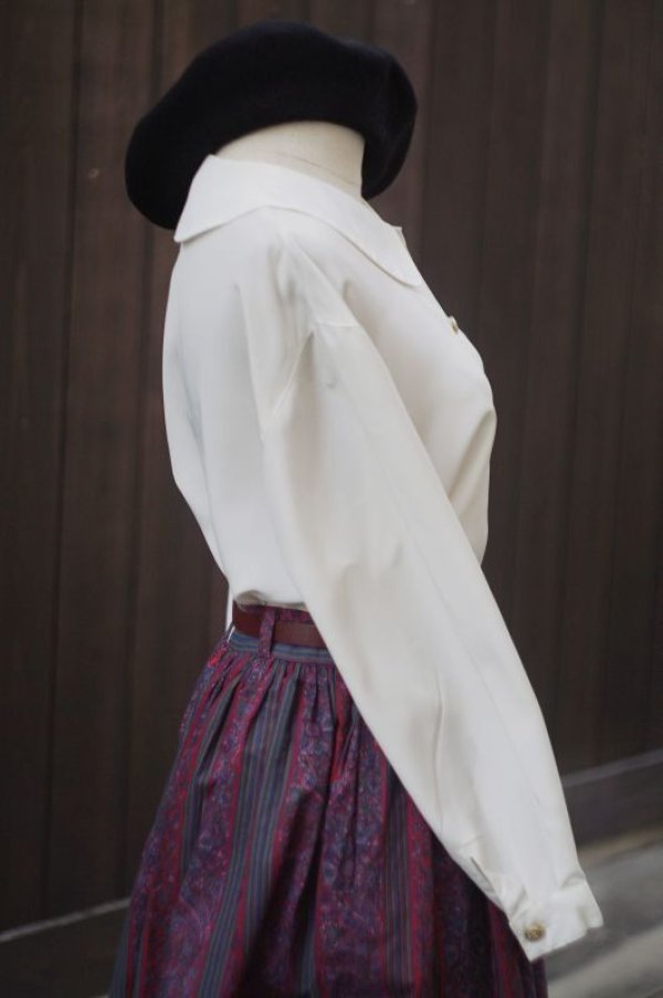 画像5: 無地 白 長袖 ブラウス ラウンドカラー エンブレム刺繍  金ボタン [17707]