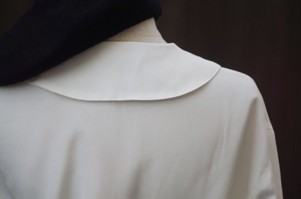 画像8: 無地 白 長袖 ブラウス ラウンドカラー エンブレム刺繍  金ボタン [17707]