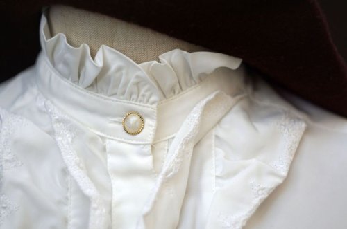 他の写真1: 無地 白 長袖 ブラウス フリルスタンドカラー [17738]