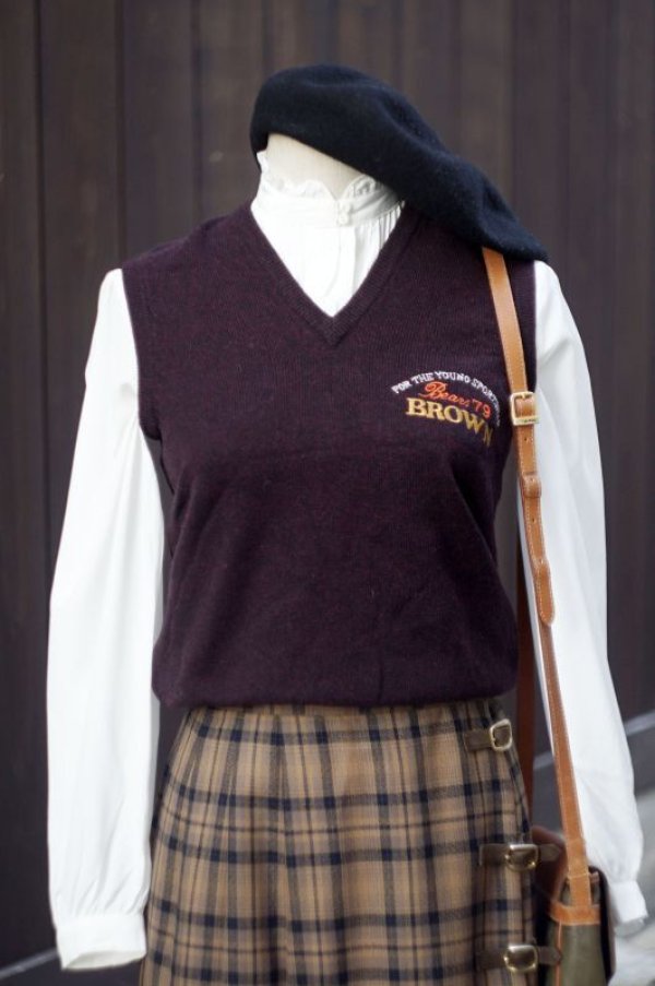 画像4: ブラウン ニット ベスト Vネック ロゴ刺繍 [17807]