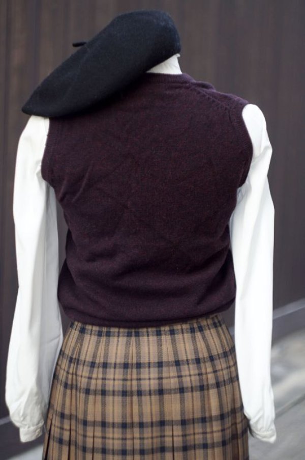 画像3: ブラウン ニット ベスト Vネック ロゴ刺繍 [17807]