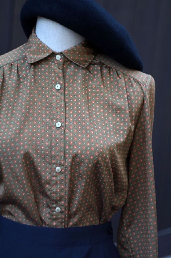 画像11: レトロ幾何学模様 カーキ 長袖 ブラウス レギュラーカラー [17823]