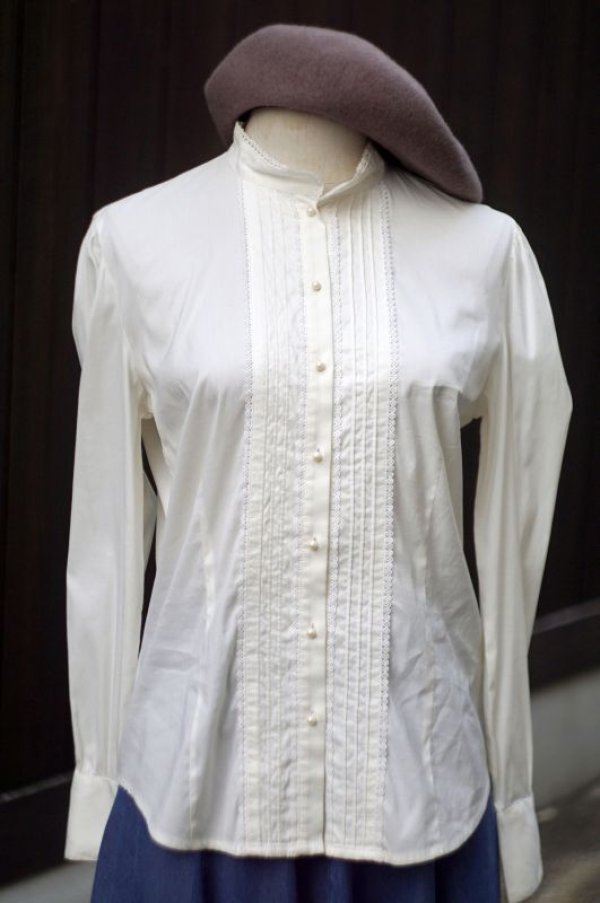 画像8: 無地 白 長袖 ブラウス スタンドカラー パールボタン レース [17830]