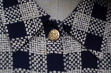 他の写真1: チェック柄風 白×ネイビー ブラウス 長袖 レギュラーカラー 金ボタン 比翼ボタン [17845]