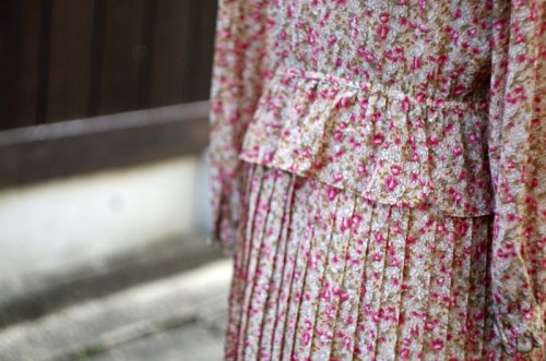 他の写真3: 花柄 緑×ピンク 長袖 レトロワンピース ペプラム フリルスタンドカラー[17892]