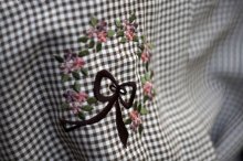 他の写真1: ギンガムチェック柄 白×ブラウン セットアップ 長袖 ラウンドカラー 刺繍 お花モチーフ [17911]