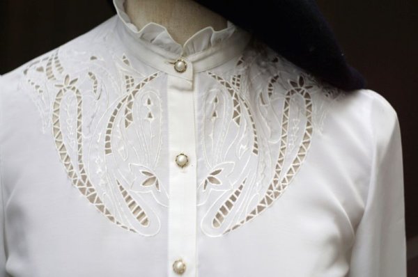 画像3: 無地 白 長袖 ブラウス フリルスタンドカラー 刺繍[17872]