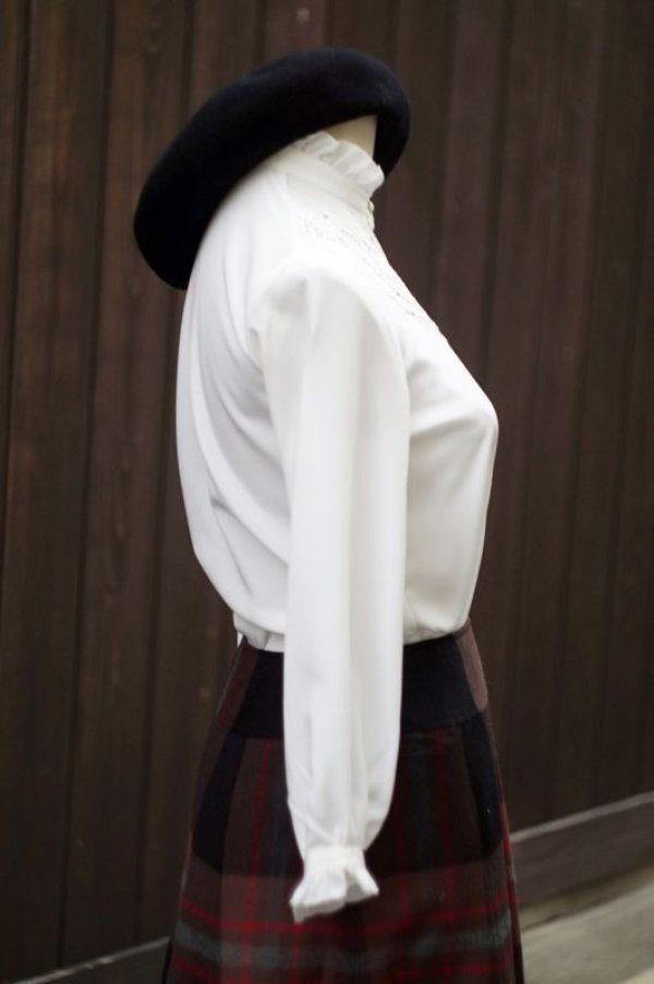 画像4: 無地 白 長袖 ブラウス フリルスタンドカラー 刺繍[17872]