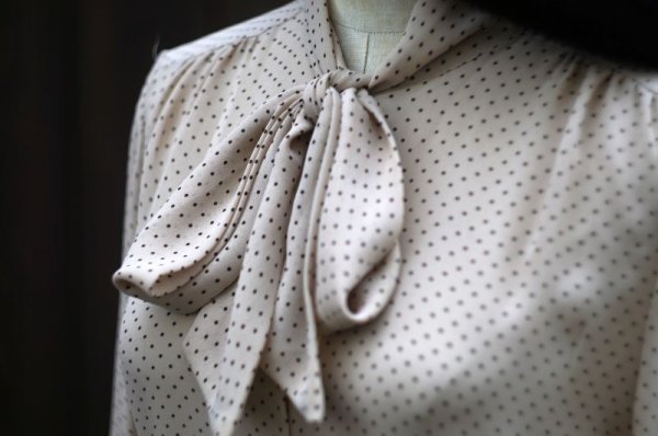 画像7: ドット柄 ベージュ×黒 長袖 ブラウス ボウタイカラー リボンタイ [18077]