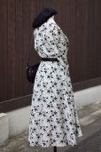 画像2: 花柄 黒×白 長袖 レトロワンピース レギュラーカラー[18124] (2)