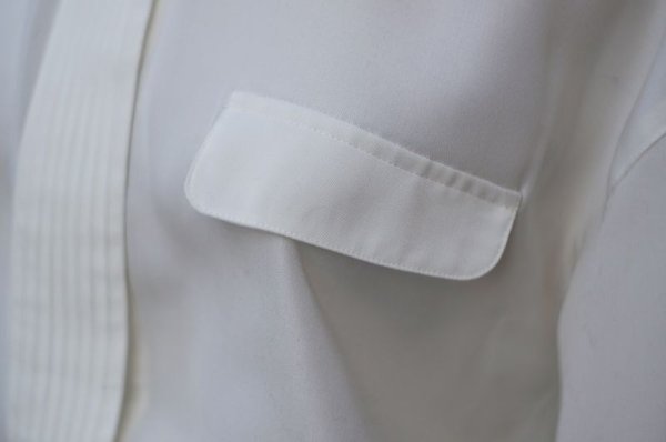 画像3: 無地 白 長袖 ブラウス ラウンドカラー 比翼 ポケット風[18156]
