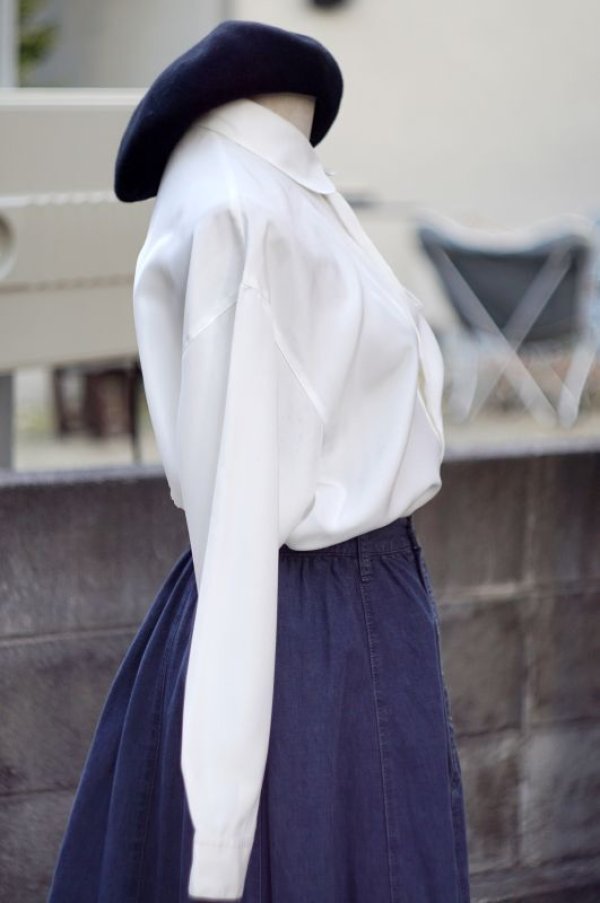 画像4: 無地 白 長袖 ブラウス ラウンドカラー 比翼 ポケット風[18156]