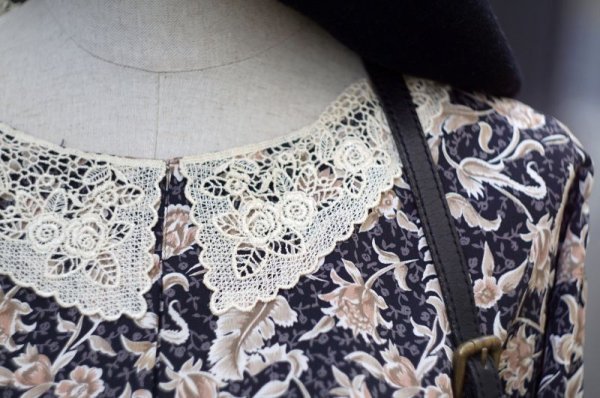 画像9: 花柄 植物柄 黒 長袖 レトロワンピース レースカラー [18165]