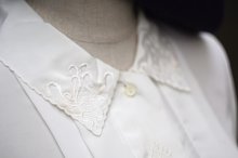 他の写真1: 無地 白 長袖 ブラウス スカラップカラー ピンタック 比翼 刺繍[18182]