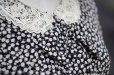 画像15: 花柄 黒×白 長袖 レトロワンピース レースカラー リボン セットアップ風[18181]