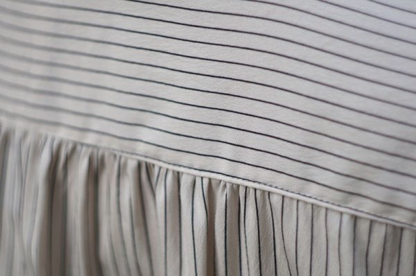 画像6: ストライプ柄 黒×白 ブラウス 長袖 ペタルカラー[18234]