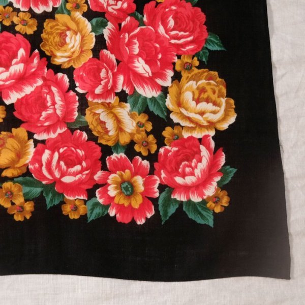 画像3: 花柄 黒×赤系 ウール100% スカーフ 104cm四方 [18224]
